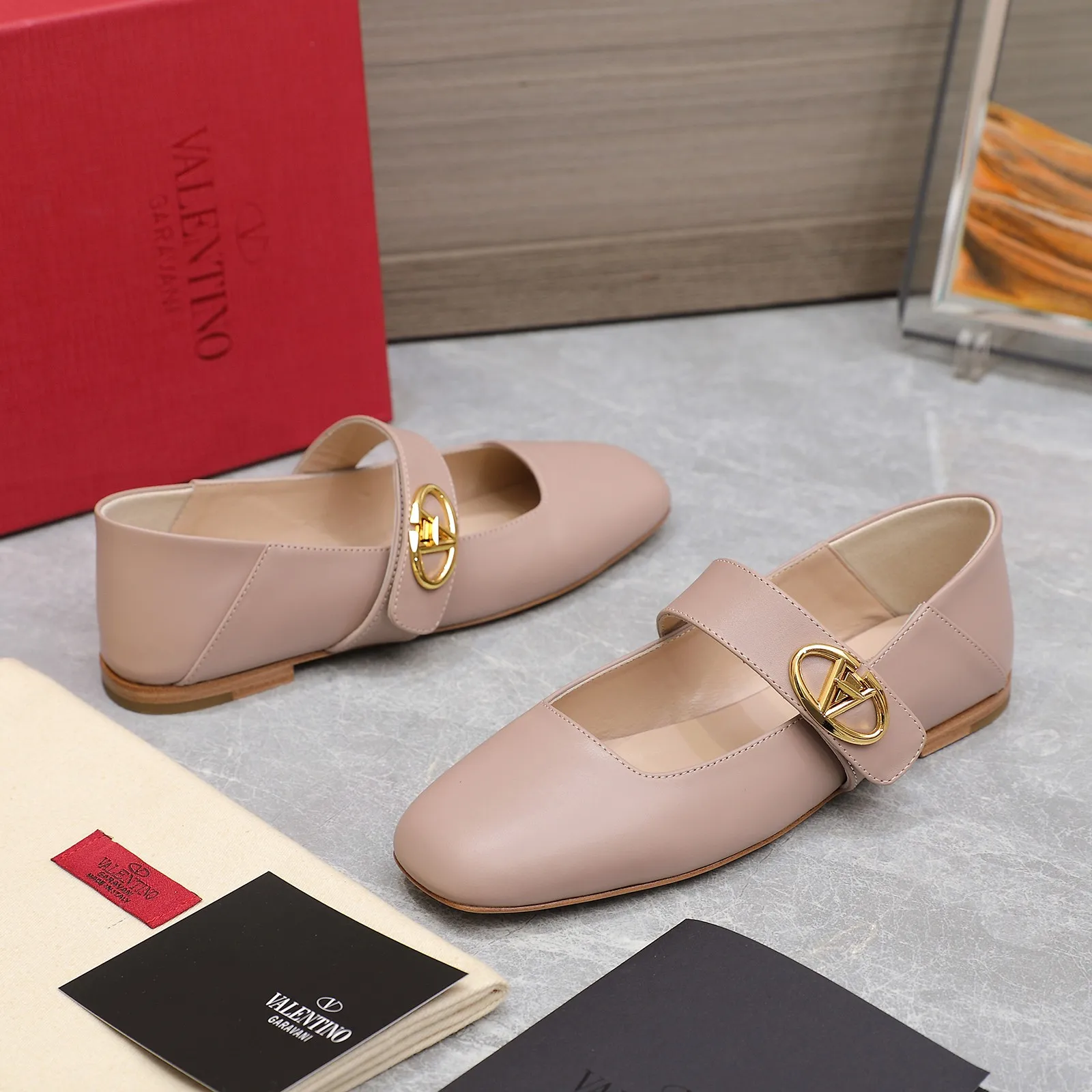👟👟Ex-factory price 600👟👟 2024 early spring counter catwalk style updated simultaneously 💗Valentino💗Valentino strips deep mouth half drag / flat shoes / high heel shoes / series will be released in the future —————————— Top version Grandma deep mouth design combination highlights the brand’s unique design style, luxury and fashion, highly recognizable, exquisite round toe The side curve is perfect, the taste is particularly pure, and the ladylike temperament is full of femininity‼ ️ Upper: Made of imported cowhide. Lining: Made of mixed sheepskin. Original molded hardware buckle. Italian imported cowhide leather outsole. Size: 35-39 (40/41 customized)